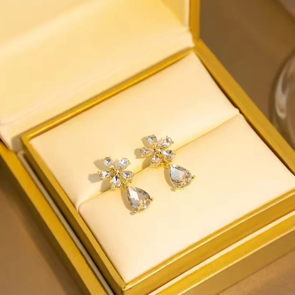 Gold Sparkling Flower Earrings
